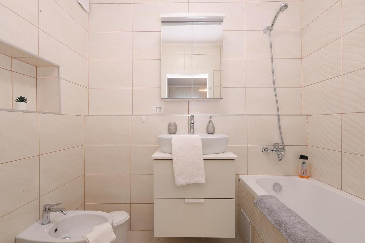 Julia'S Apartment Oradea Dış mekan fotoğraf